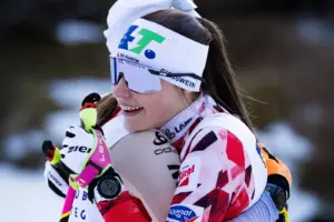 Drei heimische Sportler starten bei der Junioren-WM Eine junge Langläuferin umarmt freudig eine andere Langläuferin.