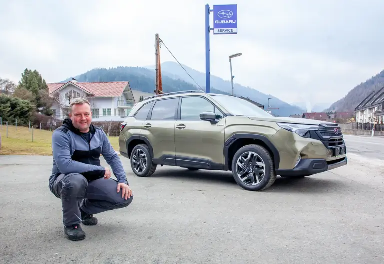 Ein Mann und ein Auto.