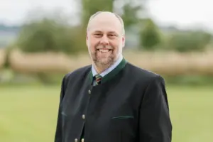 Ein Mann mit Glatze in Tracht