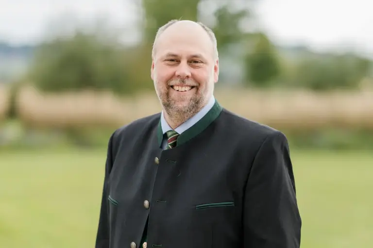 Ein Mann mit Glatze in Tracht