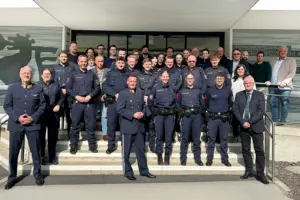 Eine große Gruppe von Personen in Uniform auf der Treppe vor einem Gebäude