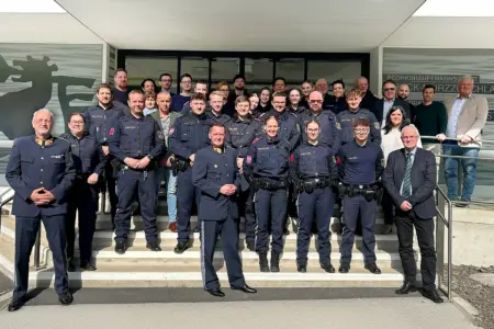 Eine große Gruppe von Personen in Uniform auf der Treppe vor einem Gebäude