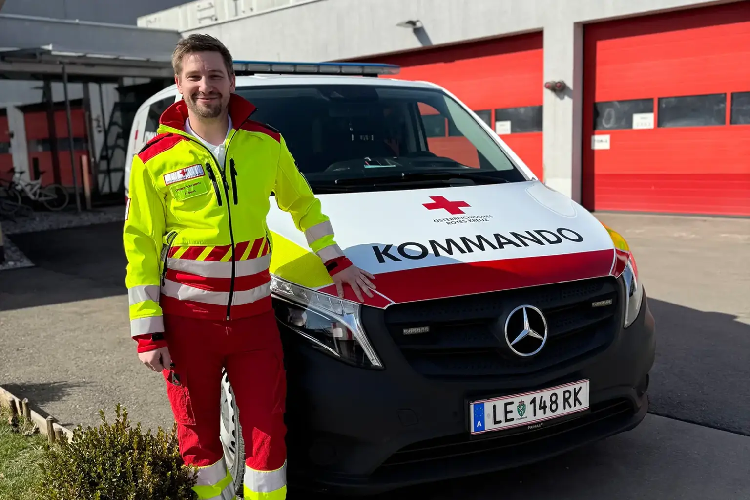Ein Mann in Uniform neben einem Rettungswagen