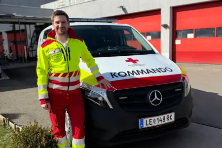 Ein Mann in Uniform neben einem Rettungswagen