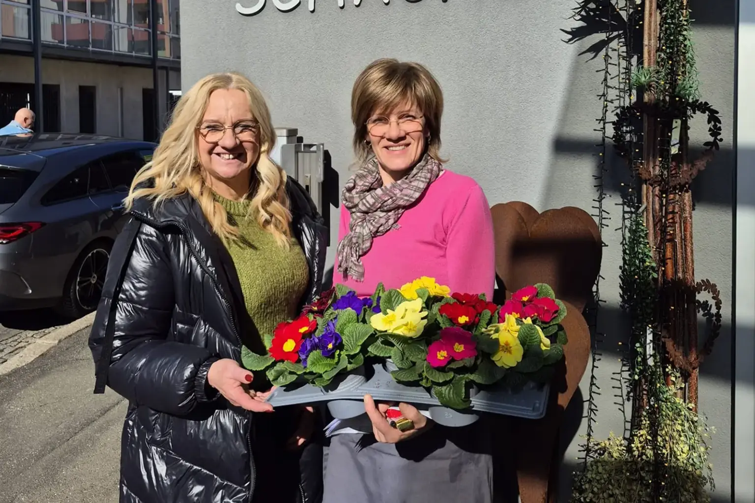Zwei Frauen mit einem Blumenstrauß