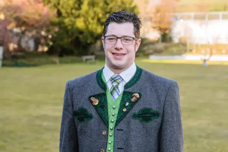 Ein Mann mit Brille in Tracht