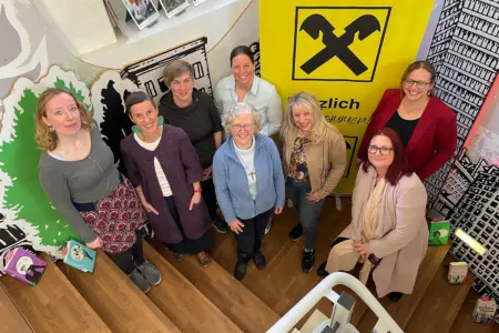 Acht Frauen stehen auf einer Treppe