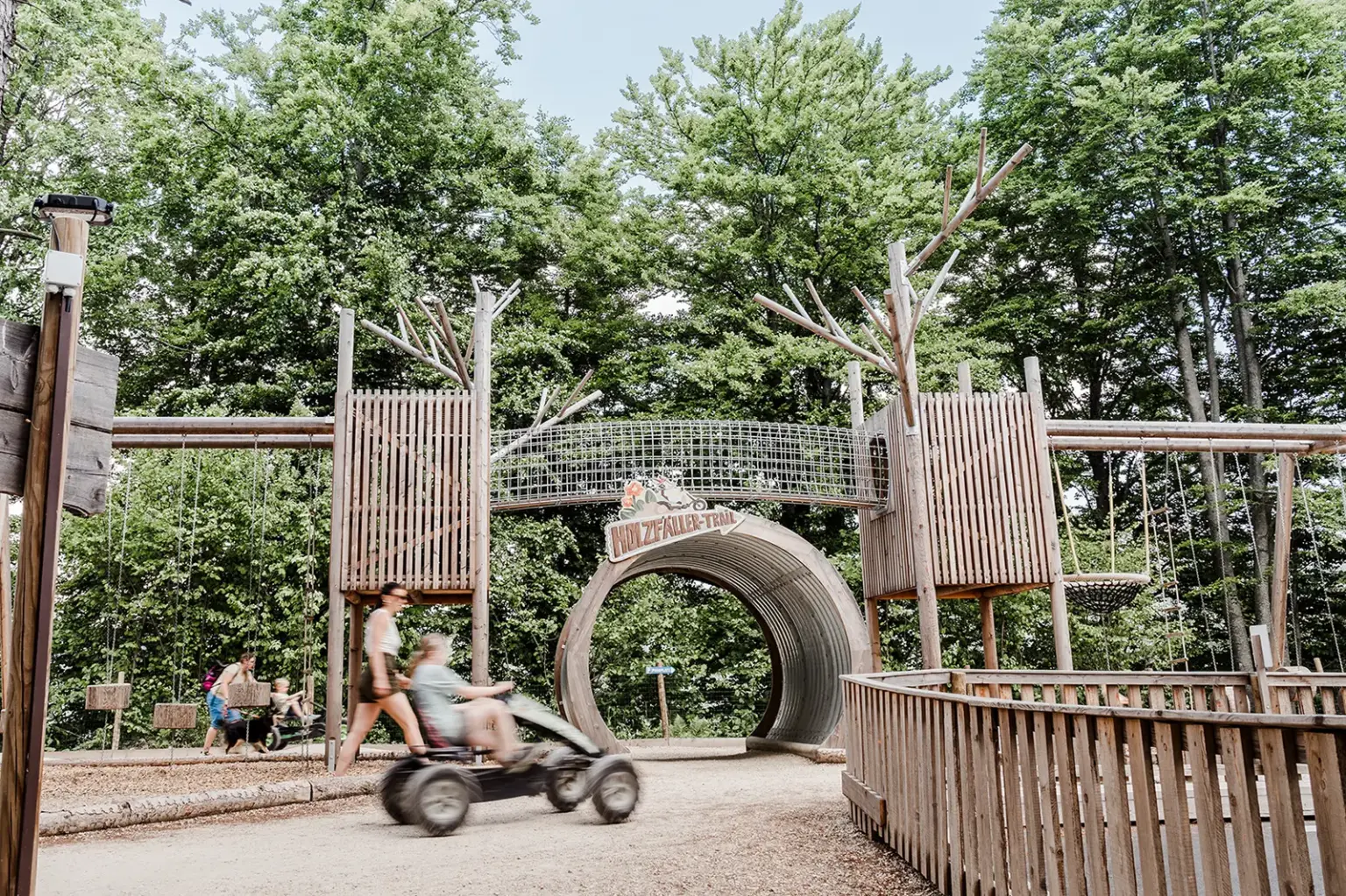 Waldpark Hochreiter: Saisonstart mit Ziegenbabys Ein Kind auf einem Tretauto in einem Erlebnispark