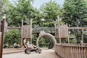 Ein Kind auf einem Tretauto in einem Erlebnispark