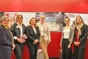 Sechs Frauen vor einer Wand mit Schautafeln
