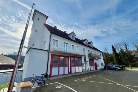 Ein Feuerwehrhaus mit Schlauchturm und drei Ausfahrtstoren