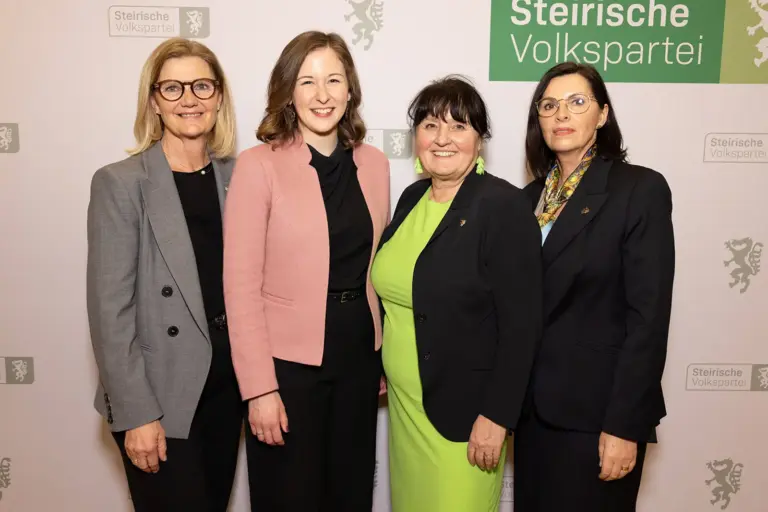 Vier Frauen stehen vor einer Wand
