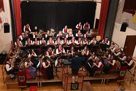 Eine Musikkapelle in Tracht spielt auf einer Bühne