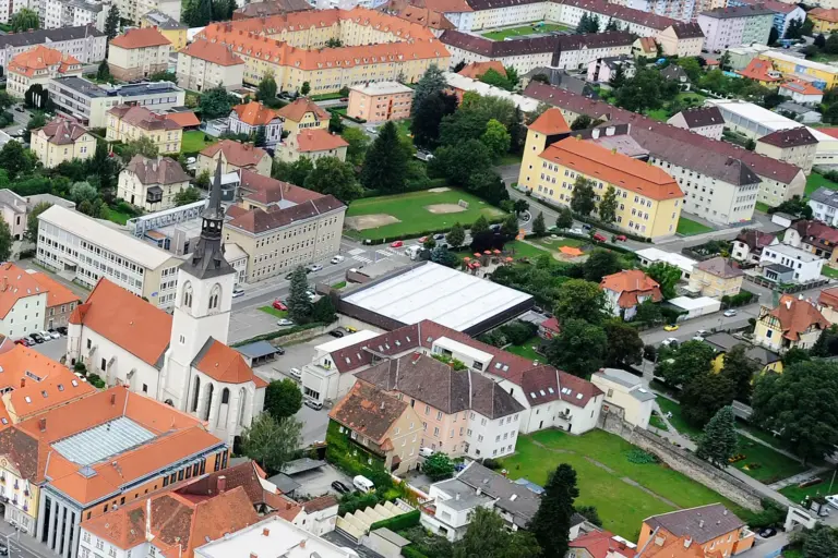 Luftaufnahme eines Teils der Innenstadt von Bruck an der Mur