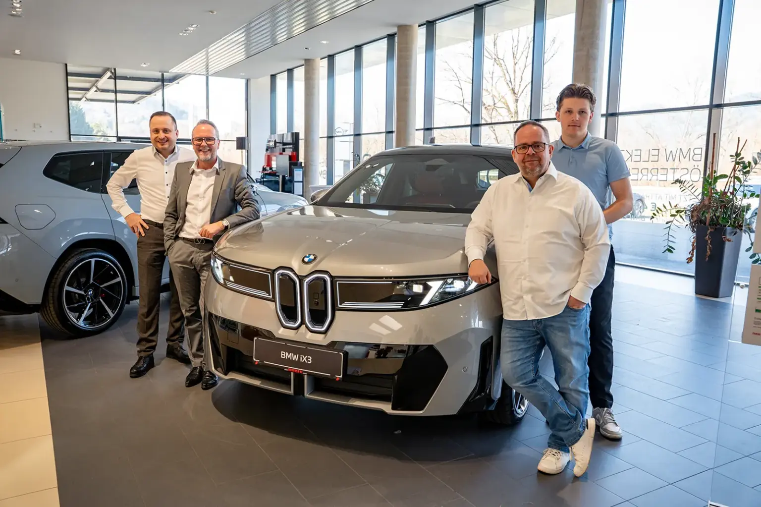 Vier Männer stehen rund um ein Auto