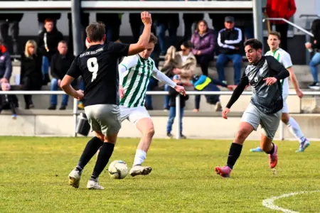 Ein Spieler von Breitenau kämpft sich durch zwei Gegner.