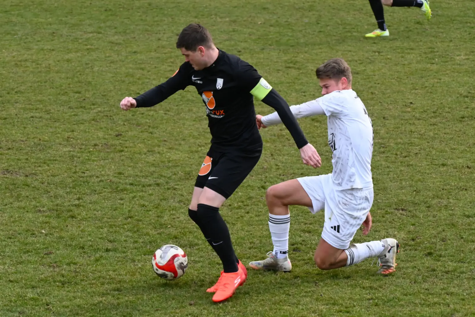 Zwei Spieler kämpfen um den Ball.