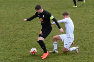 Zwei Spieler kämpfen um den Ball.