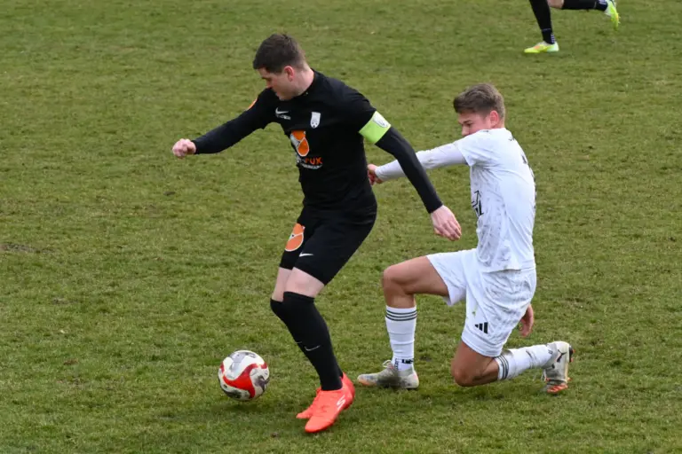 Zwei Spieler kämpfen um den Ball.