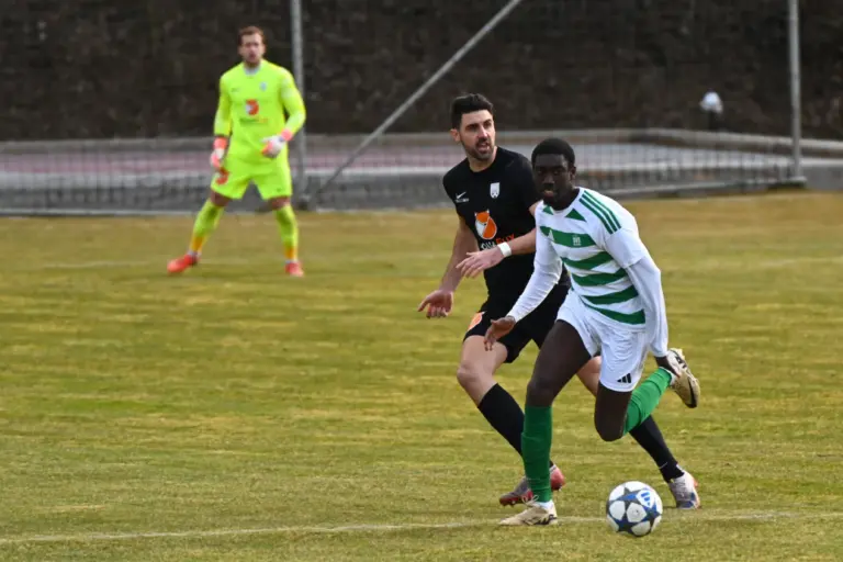 Zwei Spieler kämpfen um den Ball.