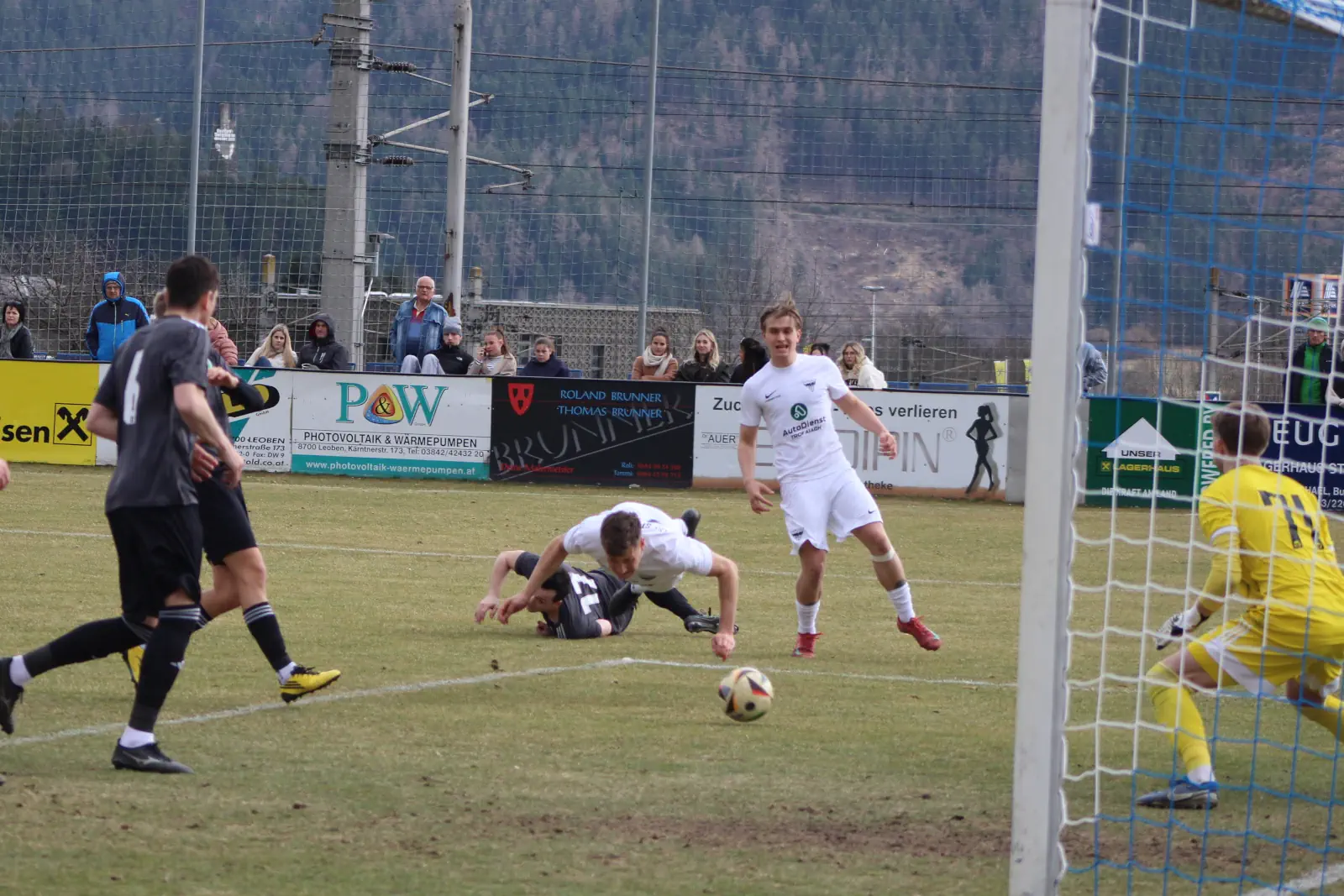Zwei hinfallende Fußballer
