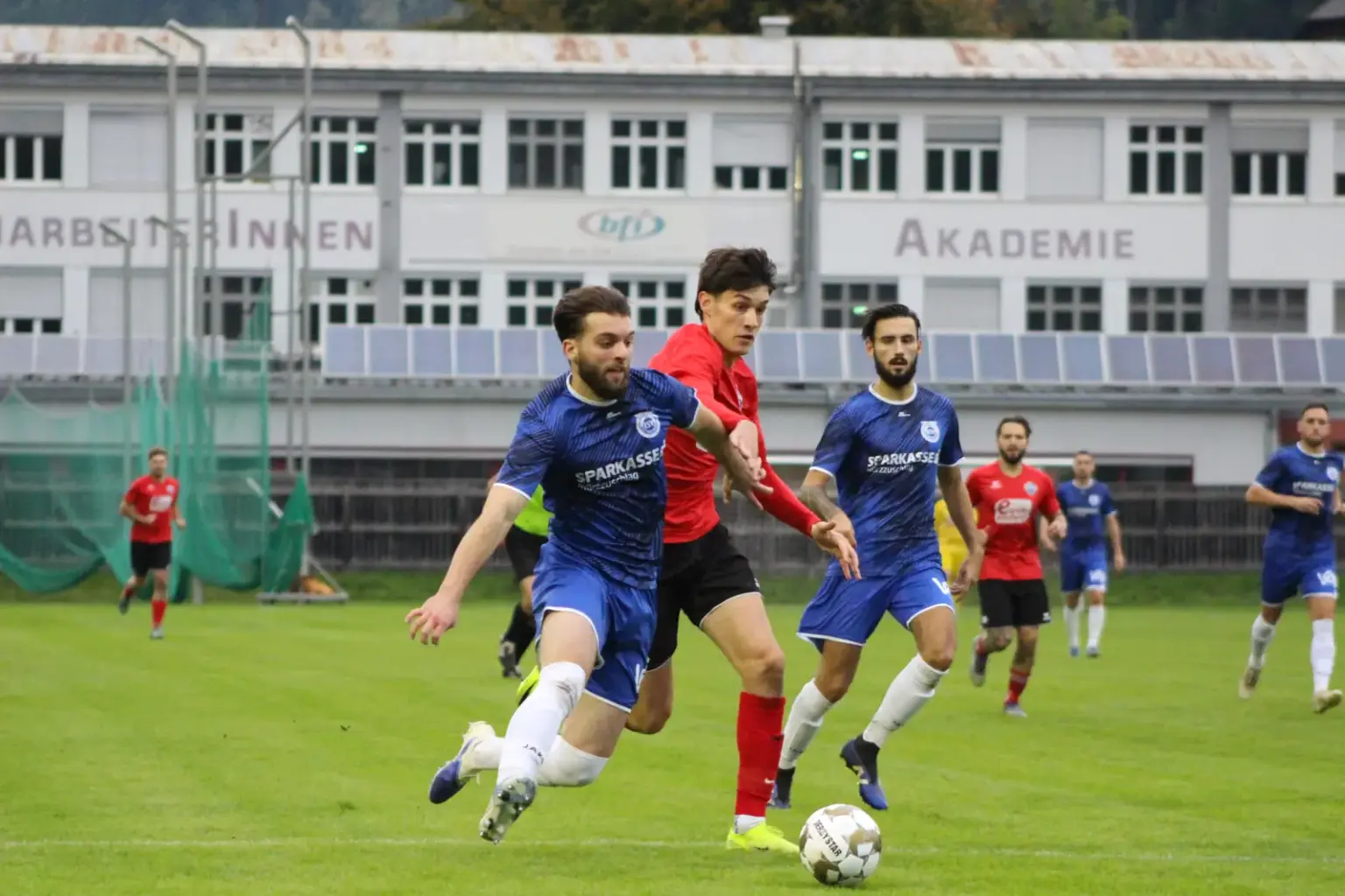 Zwei Fußballer kämpfen um den Ball.