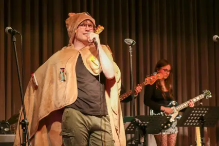 Zwei jugendliche MusikerInnen stehen auf einer Bühne
