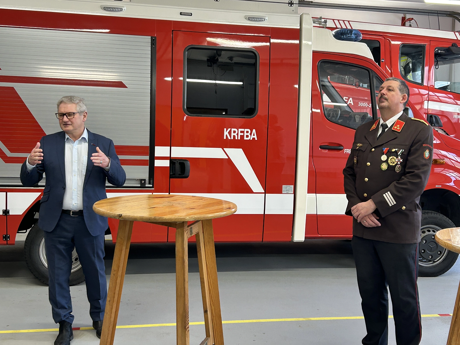 Kindberg-Bürgermeister Christian Sander mit Mürzhofens Feuerwehrkommandanten Peter Kahofer. Foto: Hackl