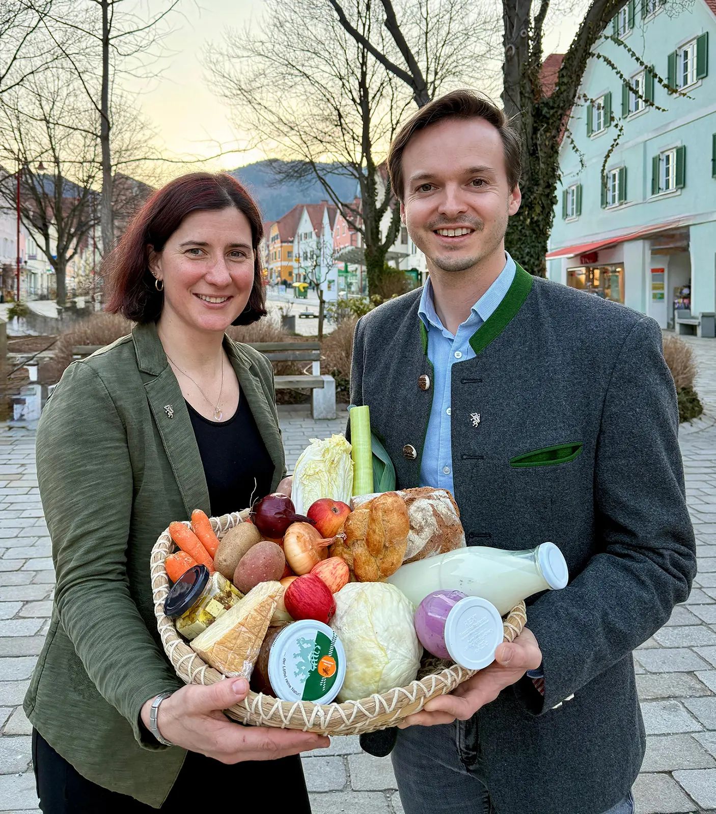 Ein Mann und eine Frau mit einem Korb voller Lebensmittel