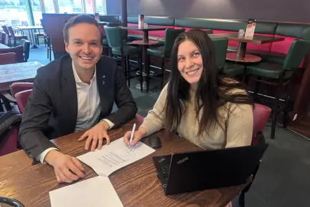 Neue Eishalle für Frohnleiten Ein Mann und eine Frau sitzen mit Papieren an einem Tisch