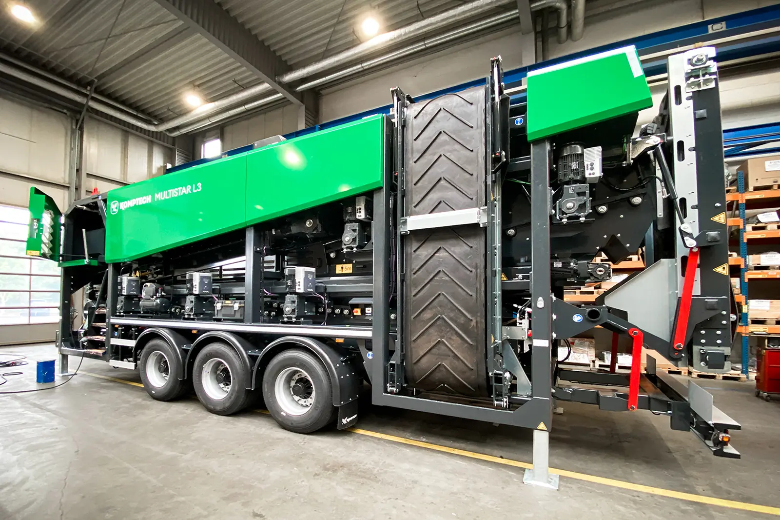 EIne Maschine mit Rädern in einer großen Halle