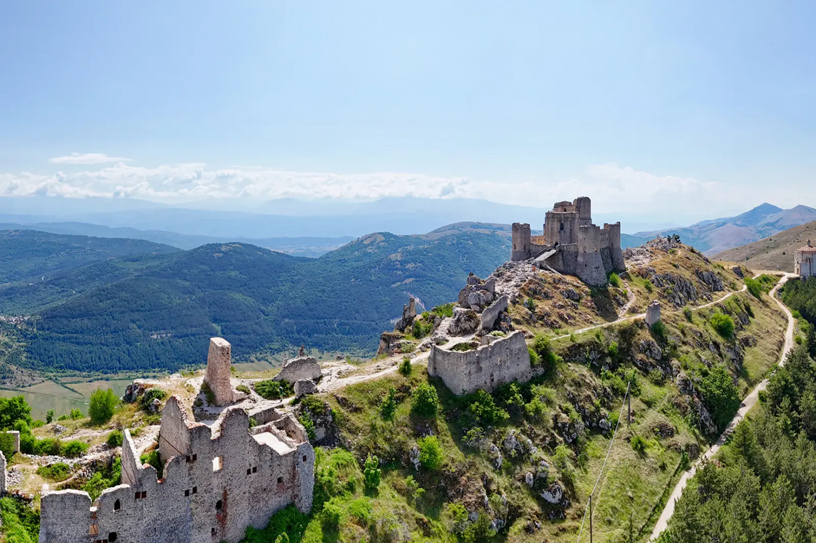 EIne Burgruine auf einem Berg