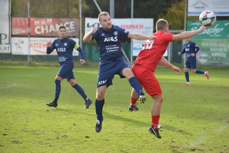 Zwei Spieler versuchen den Ball zu erwischen.