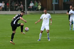 Zwei Spieler kämpfen um den Ball.