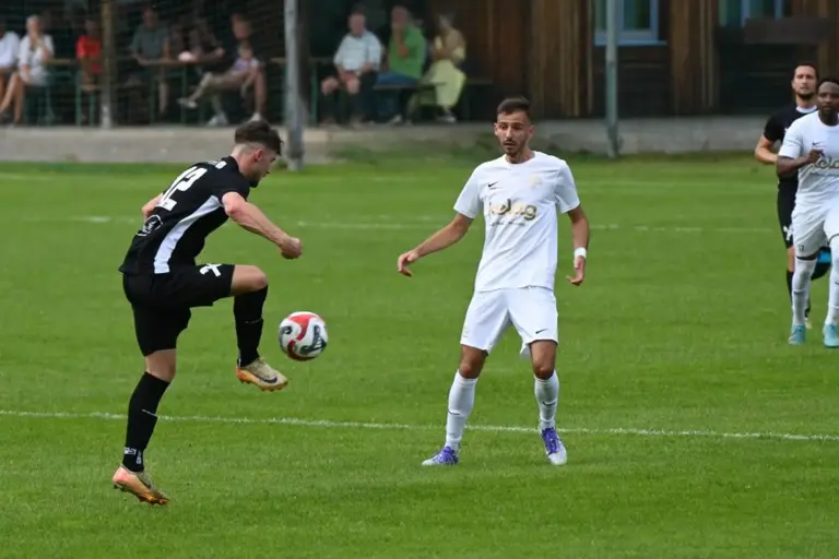 Zwei Spieler kämpfen um den Ball.