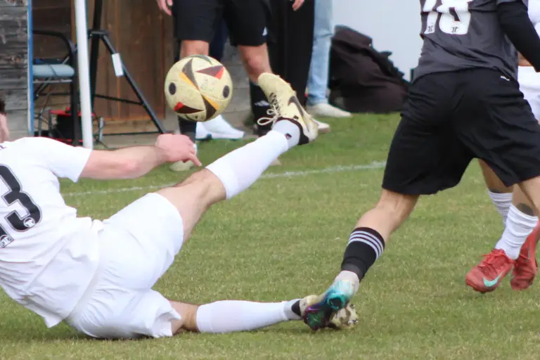 Nach dem Frühjahrsauftakt folgt das Derby Fußballer kämpfen um einen Ball