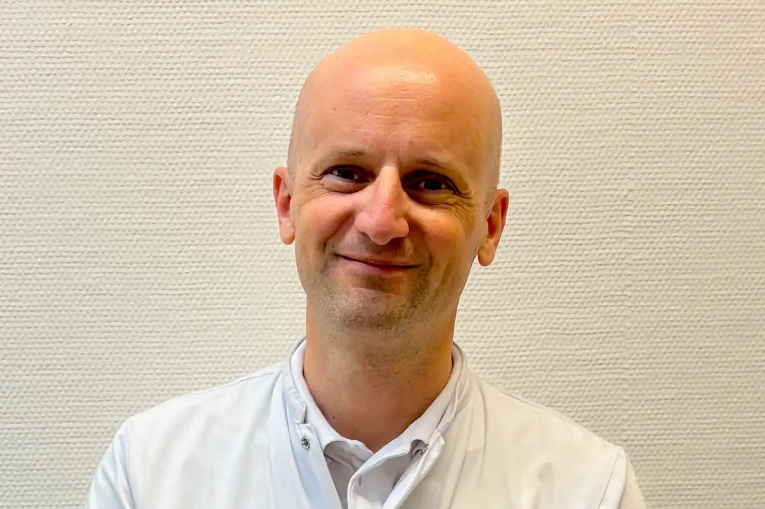 Ein Mann mit Glatze