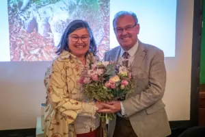 Ein Mann und eine Frau mit einem Blumenstrauß