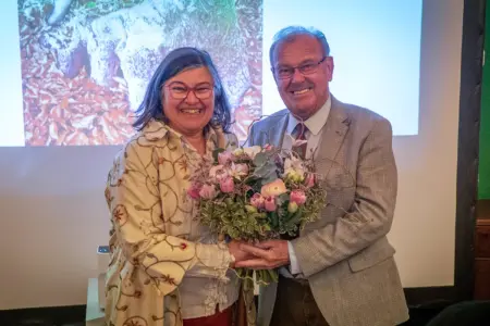 Ein Mann und eine Frau mit einem Blumenstrauß