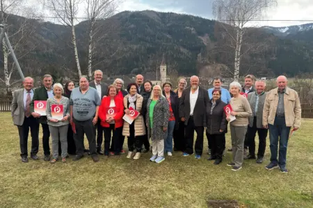 Jahresrückblick und Ehrungen beim Pensionistenverband Kammern Eine Gruppe von älteren Personen auf einer Wiese vor einer Kirche