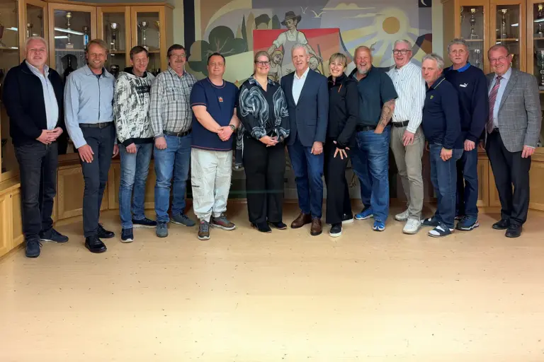 SV Kammern: Vorstand einstimmig bestätigt 13 Personen stehen in einem großen Raum an der Wand