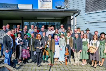 Eine Gruppe von Menschen, viele davon in Tracht.