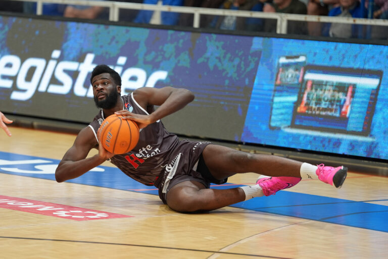 Niederlage nach elf Siegen in Folge Ein Basketballspieler liegt mit dem Ball in der Hand am Boden.