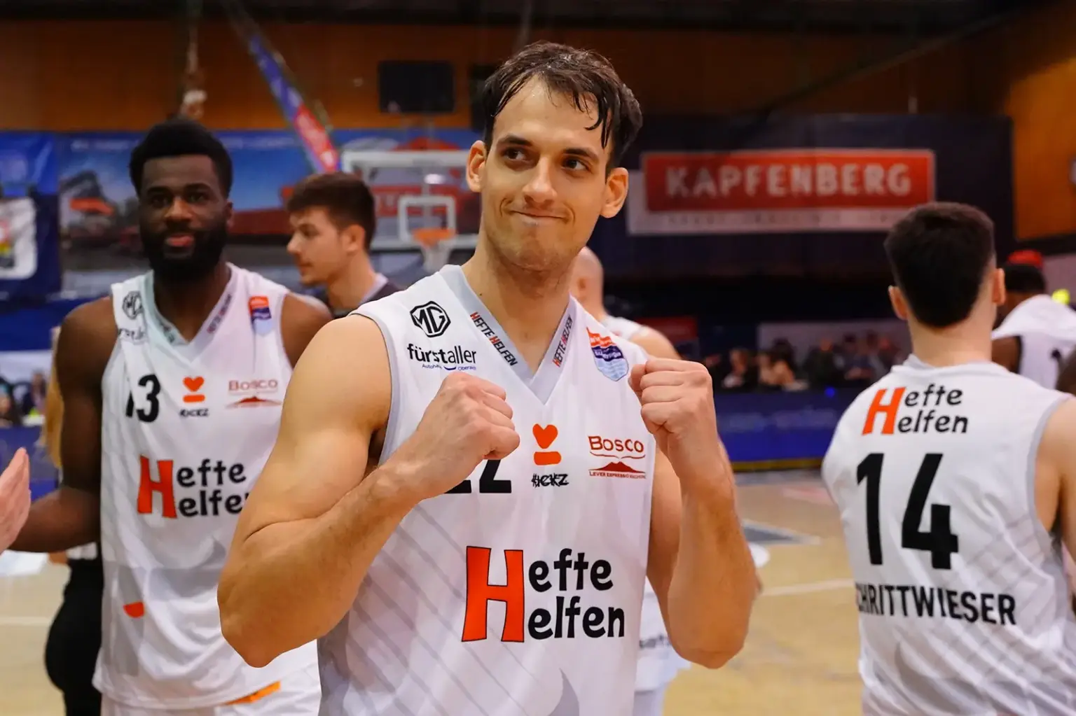 Kapfenberg Bulls gewannen das Steirerderby Ein Basketballspieler jubelt in einer Halle.