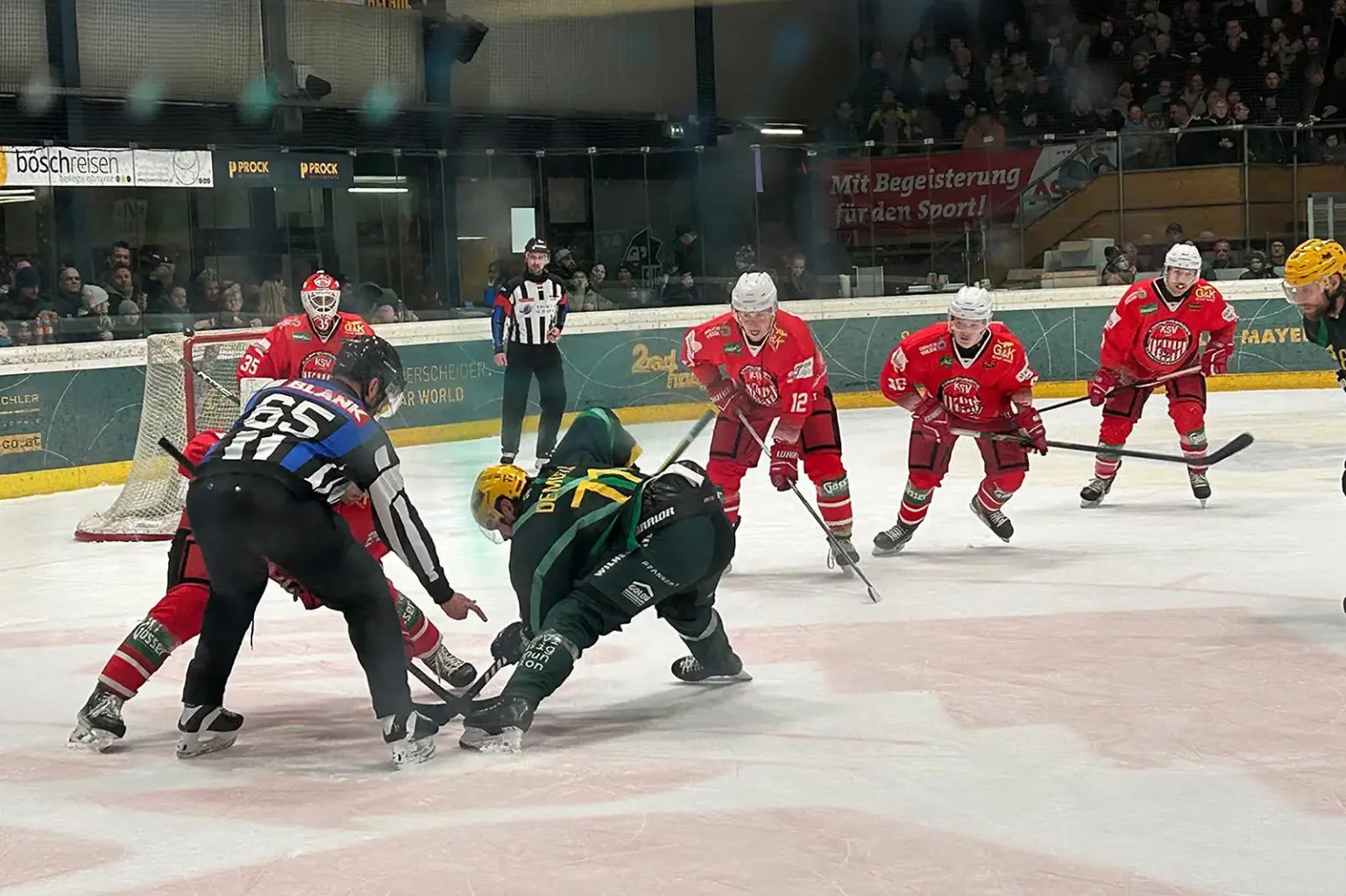 Eine Szene aus einem Eishockeyspiel.