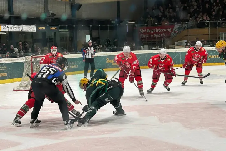 Finalniederlage für KSV-Cracks Eine Szene aus einem Eishockeyspiel.