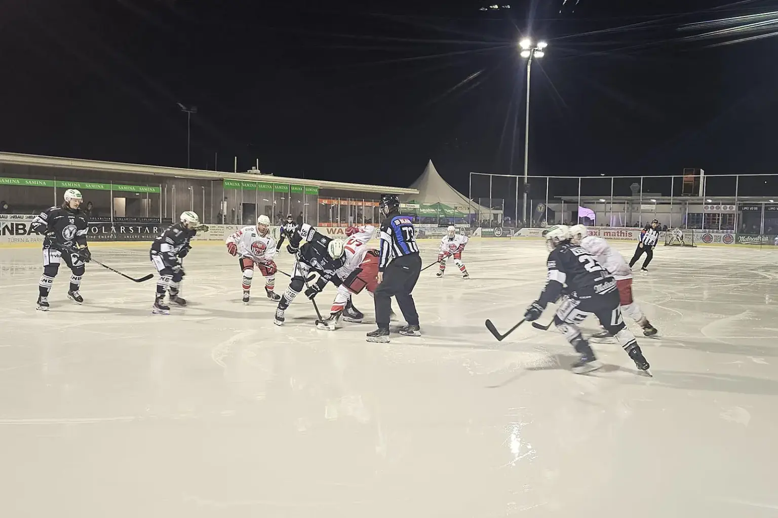 Eine Szene aus einem Eishockeymatch.