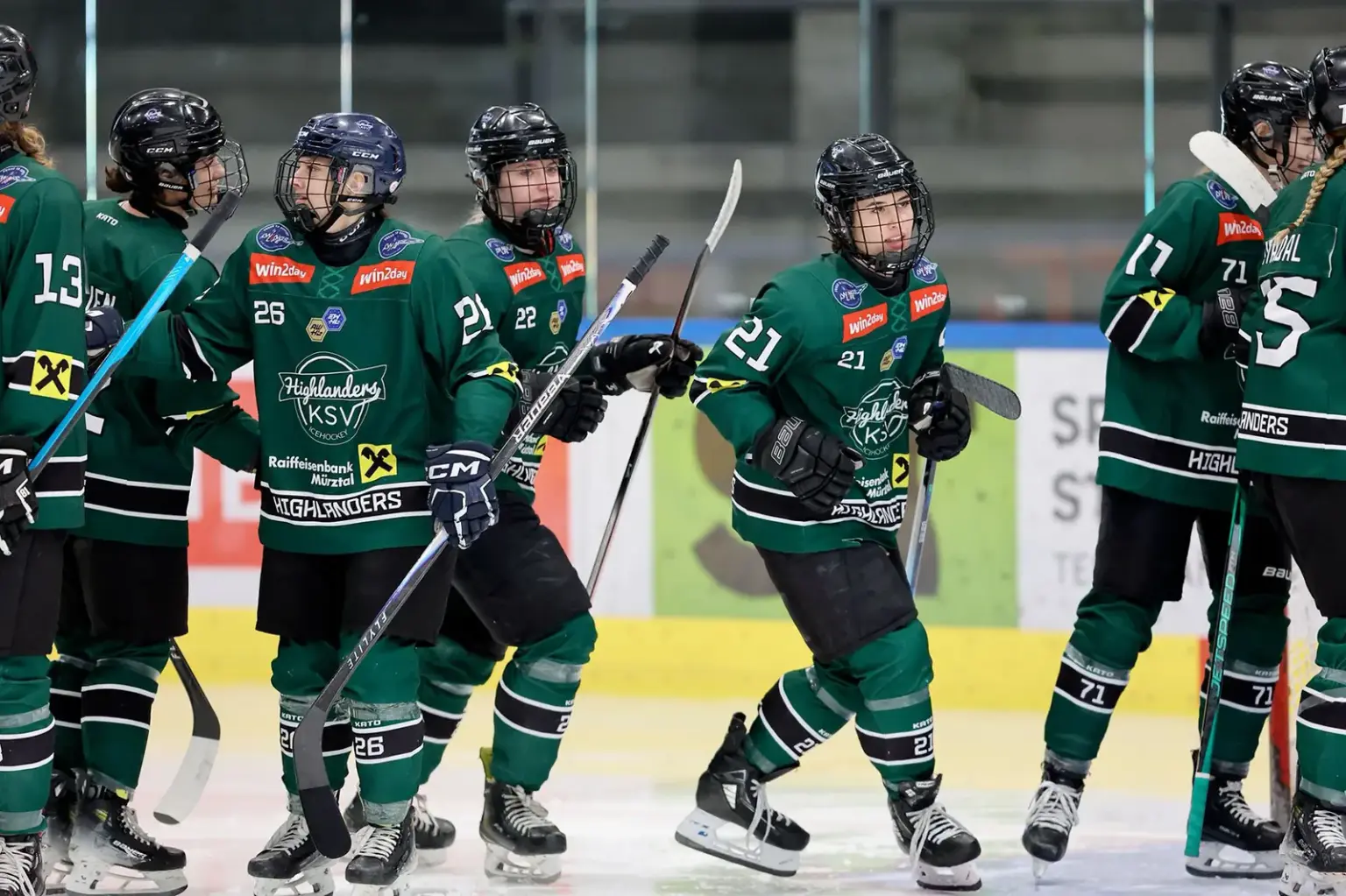 Ein Gruppe von Eishockeyspielerinnen auf dem Eis.