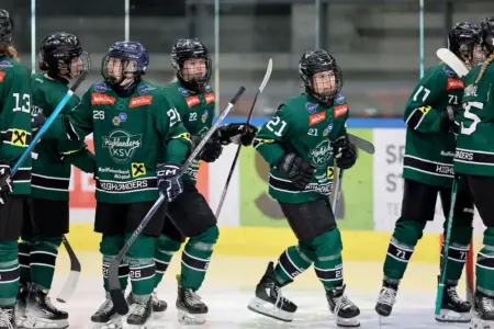Ein Gruppe von Eishockeyspielerinnen auf dem Eis.