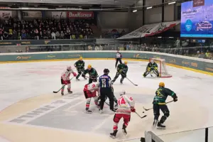Ein Szene aus einem Eishockeyspiel in einer Halle mit vielen Zusehern.